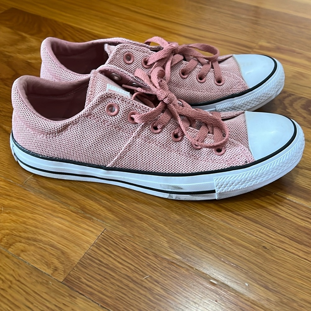 Women’s size 9 Converse